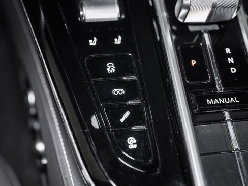 Used 2025 Aston Martin V8 Vantage Coupe RWD image 30