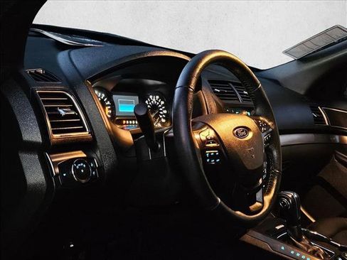 Used 2018 Ford Explorer XLT image 9