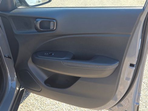 Used 2022 Hyundai Venue Limited image 19