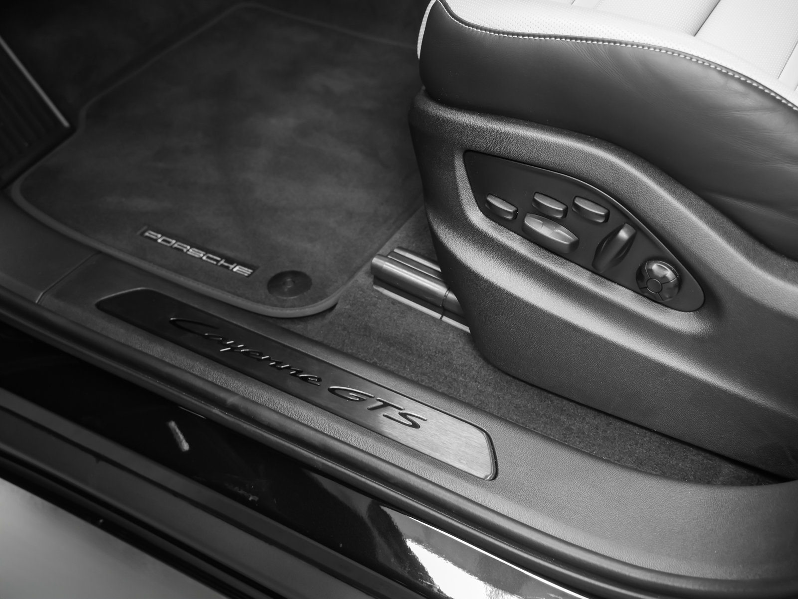 Certified 2026 Porsche Cayenne GTS AWD/4WD image 30