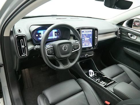 Certified 2025 Volvo XC40 B5 Ultra AWD/4WD image 12