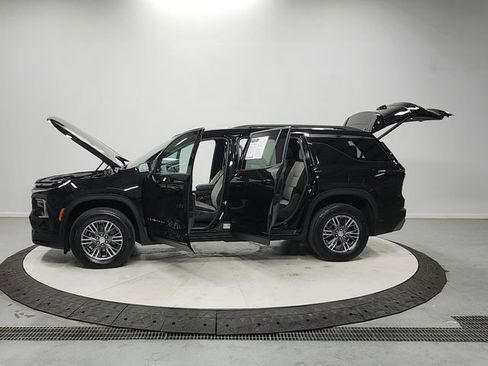 Used 2025 Chevrolet Traverse LT FWD image 12