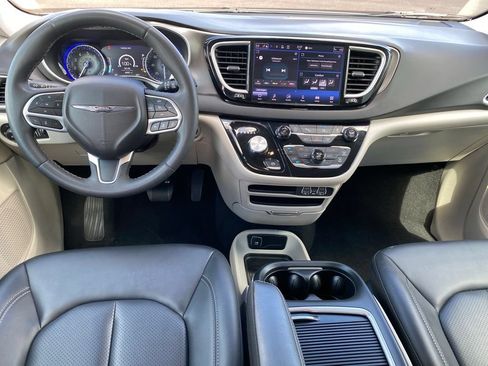 Used 2024 Chrysler Pacifica Touring-L FWD image 4
