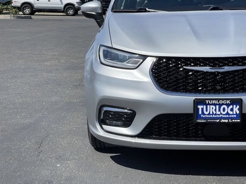 Used 2023 Chrysler Pacifica Touring-L FWD image 2