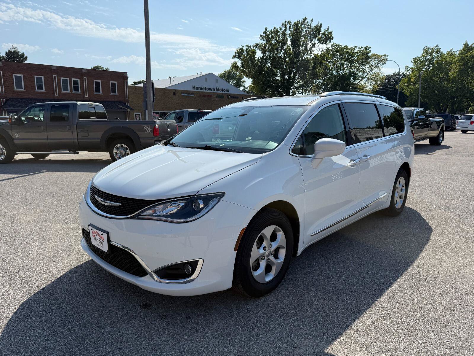 Used 2017 Chrysler Pacifica Touring-L Plus FWD image 1