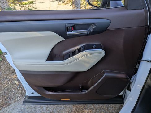 Used 2022 Toyota Highlander XLE image 6