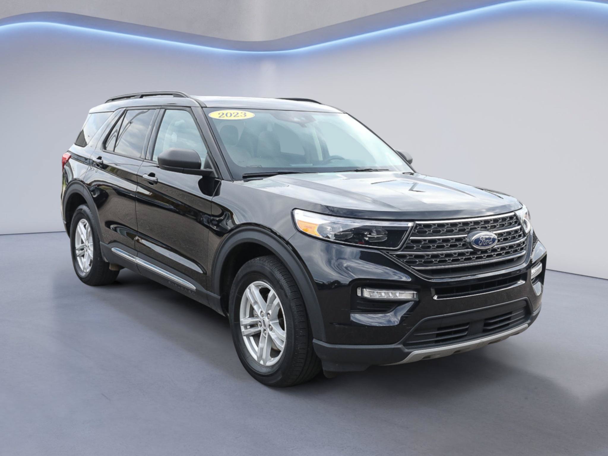 Certified 2023 Ford Explorer XLT w/ Equipment Group 202A AWD/4WD image 1