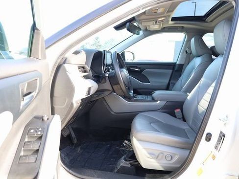 Used 2022 Toyota Highlander XLE image 11