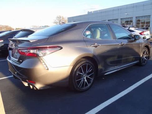 Used 2023 Toyota Camry SE image 5