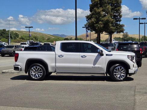 Used 2023 GMC Sierra 1500 Denali w/ Denali Reserve Package AWD/4WD image 3