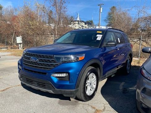 Used 2023 Ford Explorer XLT w/ Equipment Group 202A image 9