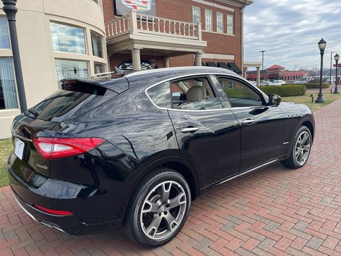 Used 2018 Maserati Levante GranLusso image 8