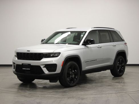 Used 2023 Jeep Grand Cherokee Altitude AWD/4WD image 4