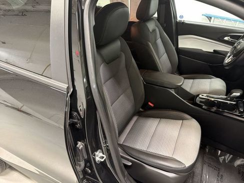 Certified 2025 Chevrolet Trax LT w/ LT Convenience Package FWD image 18