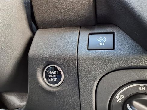 Used 2025 Nissan Frontier SV image 9