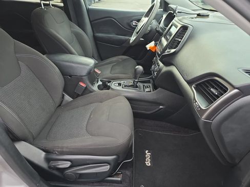 Used 2019 Jeep Cherokee Latitude w/ Popular Appearance Group FWD image 32