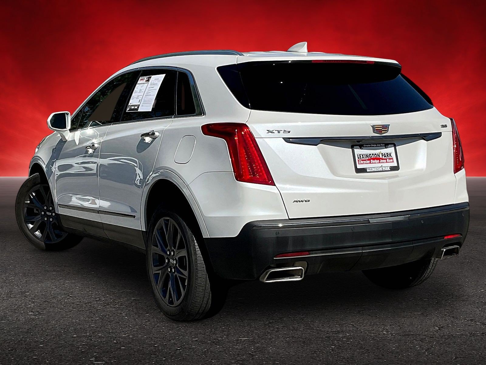 Used 2018 Cadillac XT5 Luxury w/ LPO, Black Ice Package AWD/4WD image 4