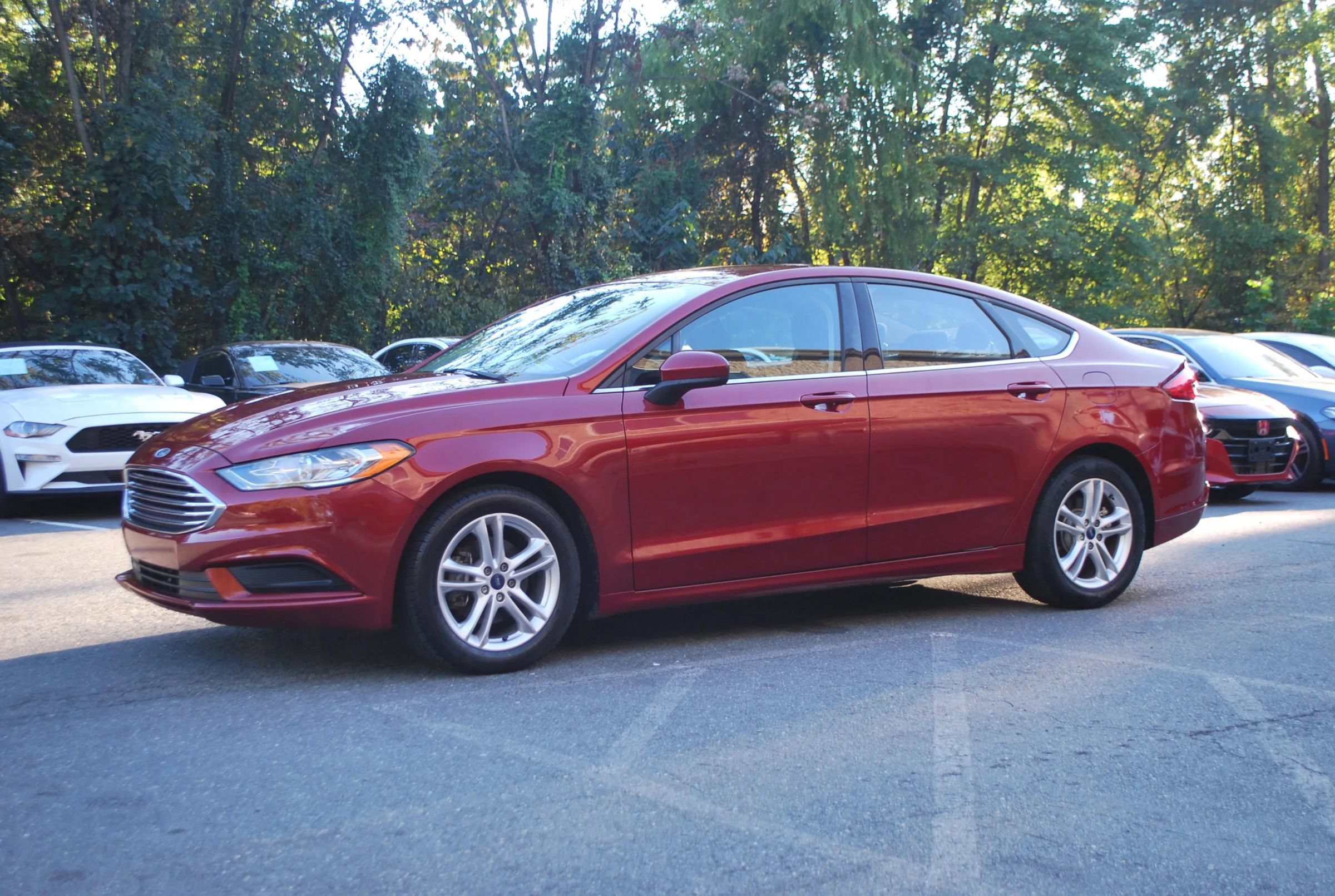 Used 2018 Ford Fusion SE w/ Fusion SE Technology Package FWD image 3