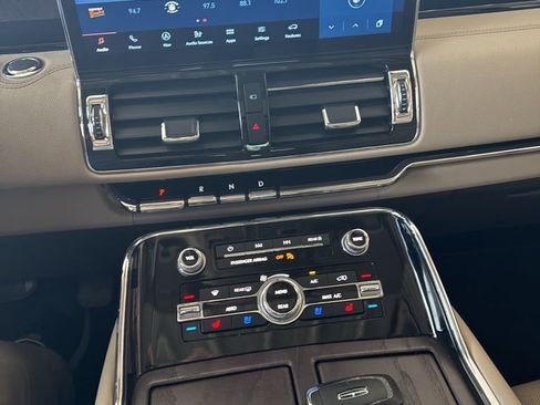Used 2023 Lincoln Navigator Reserve image 11