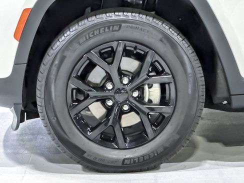 Used 2025 Jeep Grand Cherokee Altitude RWD image 11