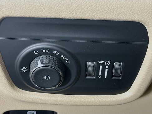 Used 2023 Jeep Grand Cherokee Limited image 17