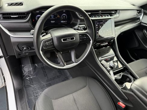 Used 2023 Jeep Grand Cherokee Laredo image 14