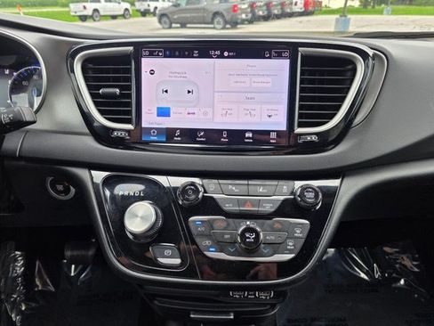 Certified 2025 Chrysler Pacifica Select FWD image 28