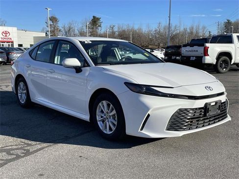 Used 2025 Toyota Camry SE image 7