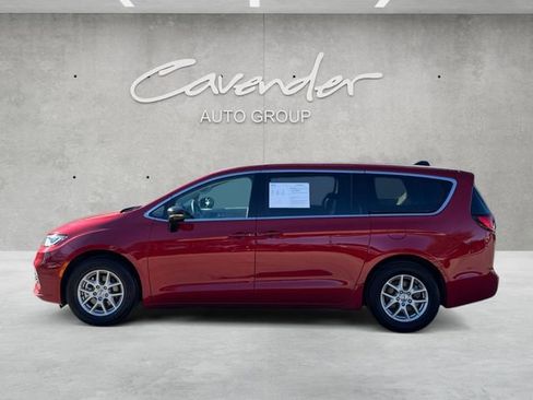 Used 2024 Chrysler Pacifica Touring-L image 13