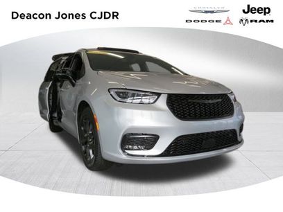 New 2026 Chrysler Pacifica Select w/ S Appearance Package