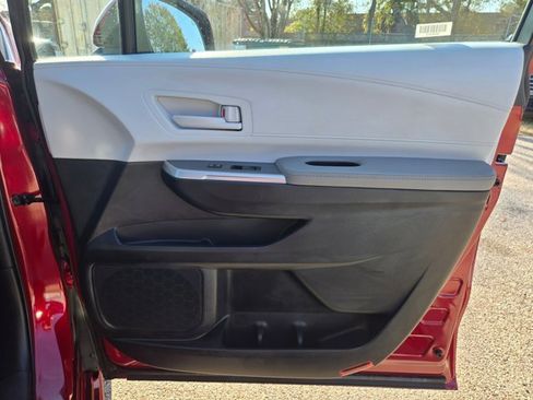 Used 2025 Toyota Sienna LE image 27