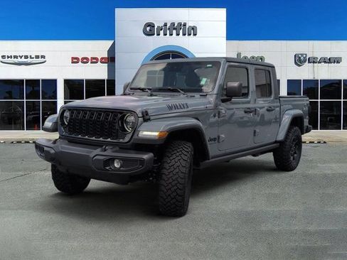 Used 2025 Jeep Gladiator Sport AWD/4WD image 11