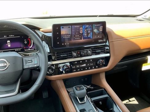 New 2026 Nissan Pathfinder Platinum FWD image 4