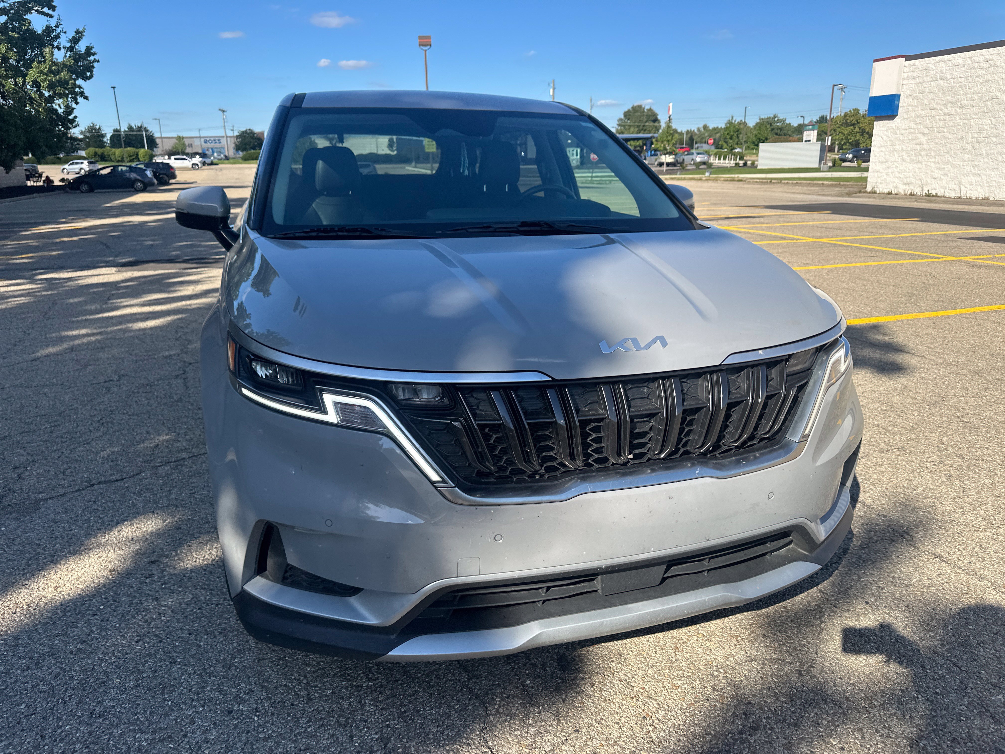 Used 2024 Kia Carnival EX FWD image 12