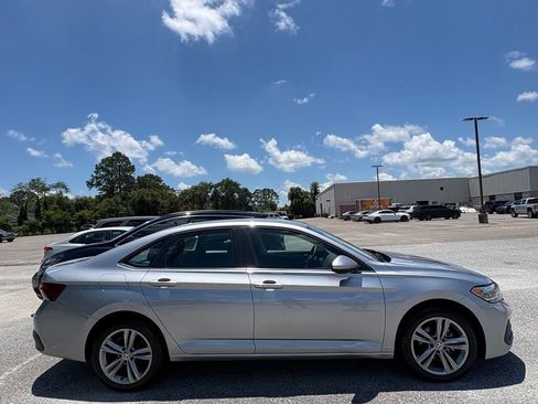 Used 2024 Volkswagen Jetta SE FWD image 3