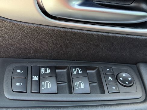 Used 2025 Chrysler Pacifica Limited image 17