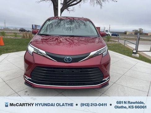 Used 2021 Toyota Sienna XLE w/ XLE Plus Package FWD image 13