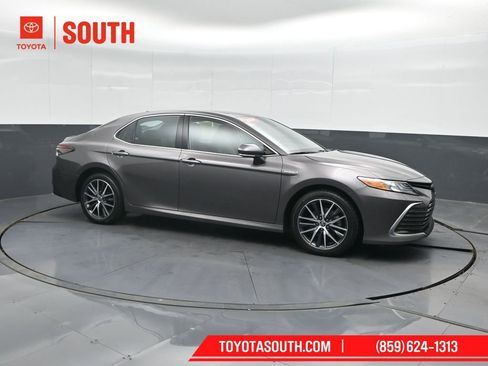 Used 2021 Toyota Camry XLE image 1