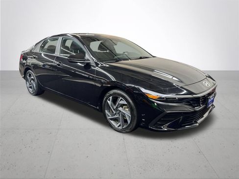 Used 2025 Hyundai Elantra SEL FWD image 9
