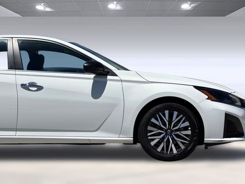 Used 2025 Nissan Altima 2.5 SV FWD image 34