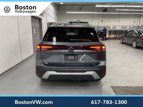 New 2025 Volkswagen Tiguan SE image 3