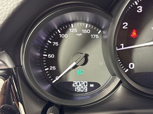 Certified 2025 Porsche Macan image 21