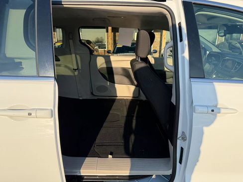 Used 2024 Chrysler Voyager LX image 18
