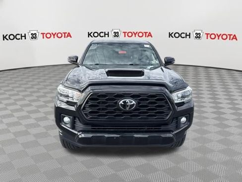 Used 2017 Toyota Tacoma TRD Sport w/ Tow Package (A/T) image 2