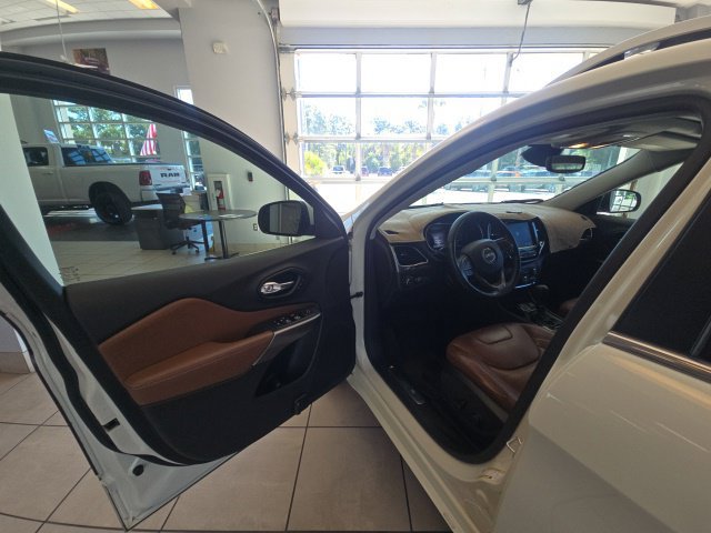 Used 2019 Jeep Cherokee Overland w/ Technology Group FWD image 12