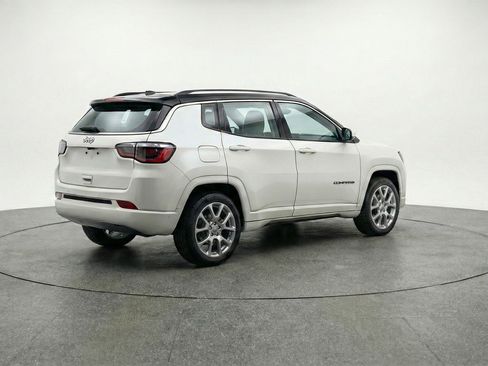 Used 2025 Jeep Compass Limited image 9