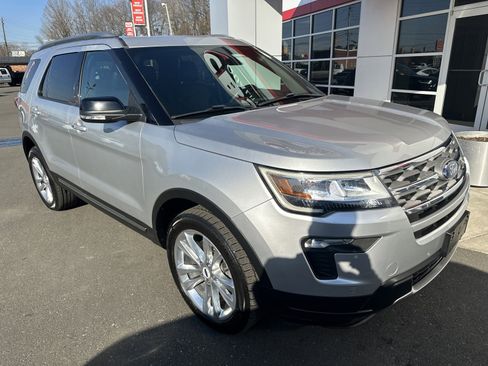 Used 2018 Ford Explorer XLT w/ Equipment Group 202A image 2