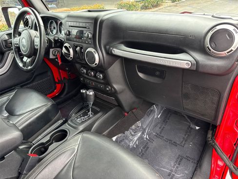 Used 2017 Jeep Wrangler Sahara w/ Connectivity Group AWD/4WD image 19