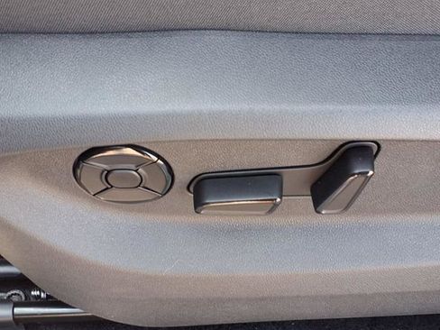 New 2025 Volkswagen Tiguan SE FWD image 12