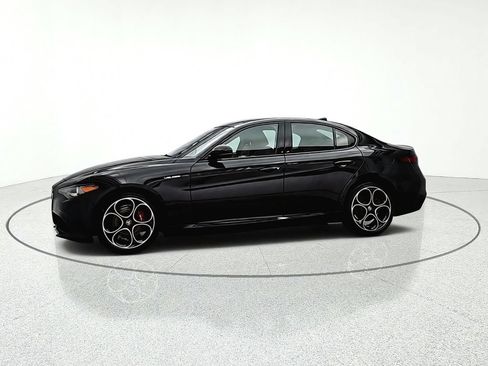 Used 2023 Alfa Romeo Giulia Veloce AWD/4WD image 3
